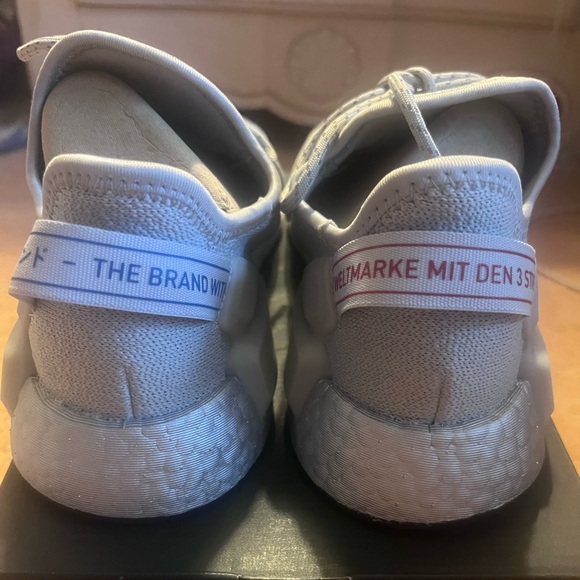 Adidas youth size 4.5 converts to a women’s 6-6.5 - Picture 3 of 4